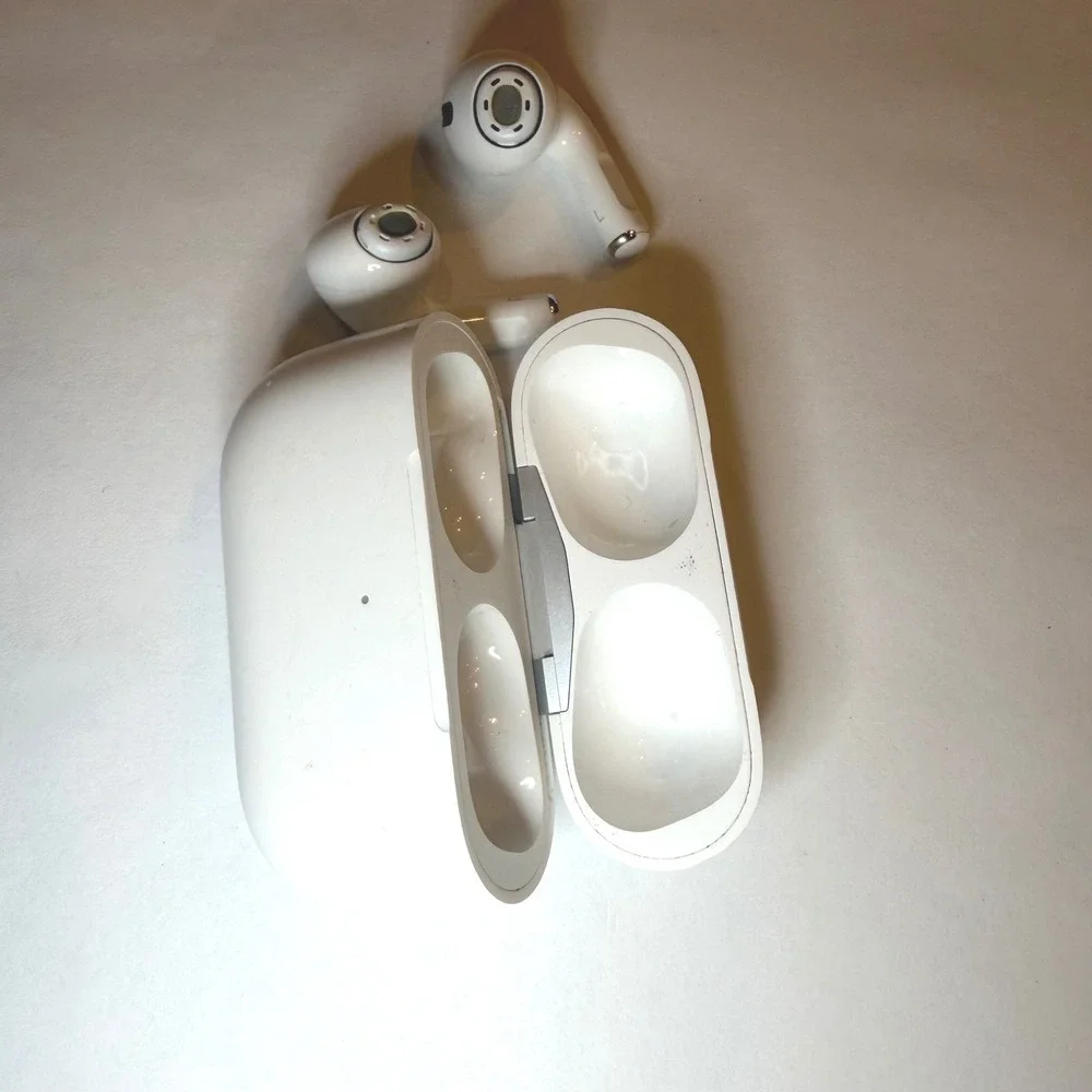 Apple AirPods Pro 1st Gen Wireless Earbuds & MagSafe Charging Case A2190 White